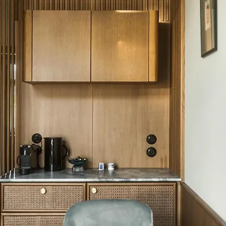 Angelus Apartment