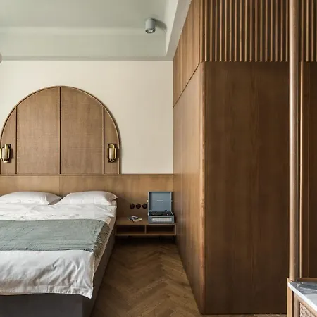 Angelus Apartment
